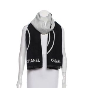 Chanel wool and cashmere scarf in excellent condition